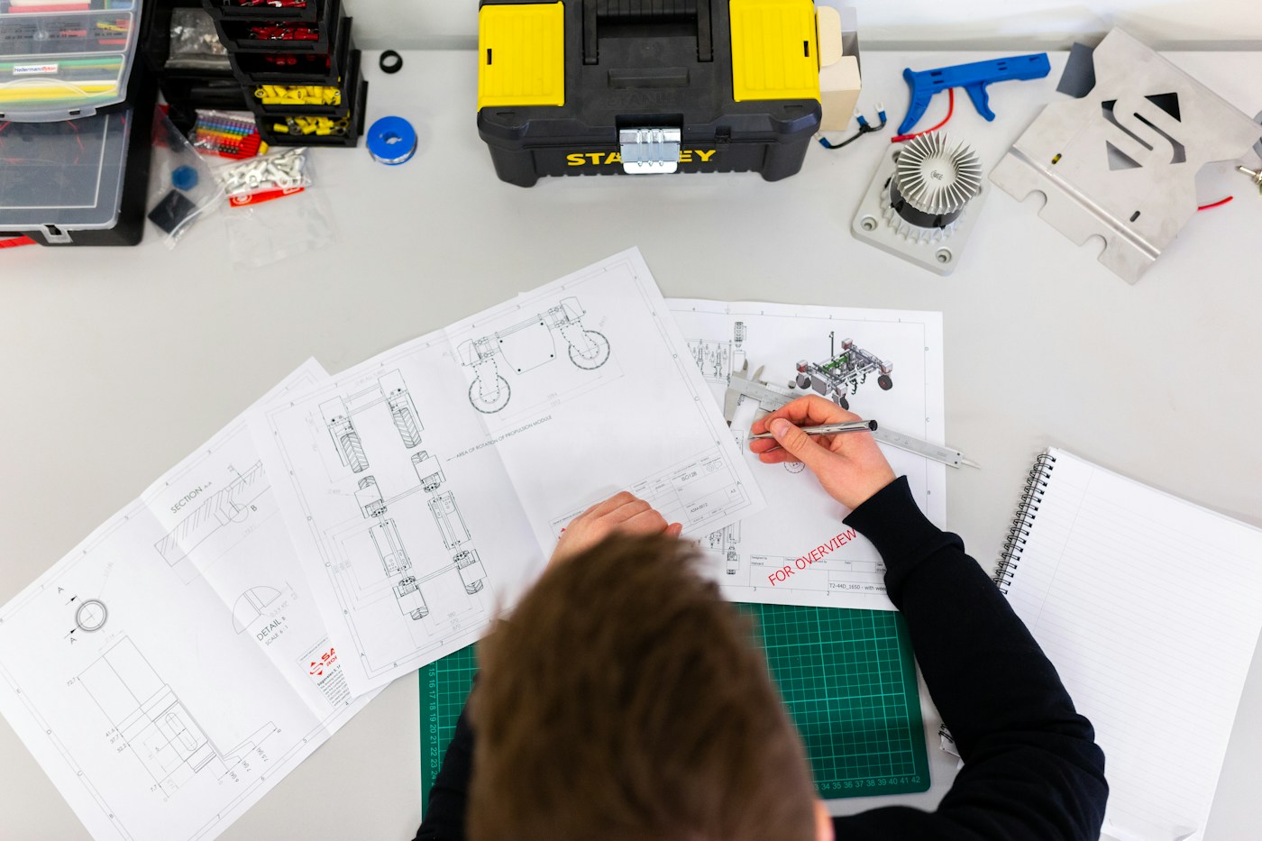 Ingenieur bei der technischen Entwicklungsarbeit